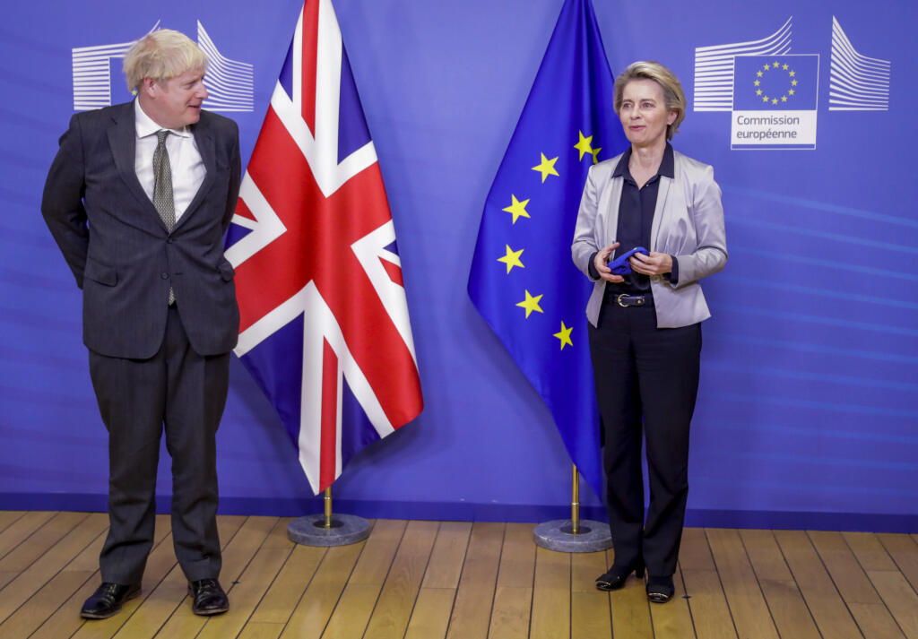 JB 39 Brusel - Predsedníčka Európskej komisie Ursula von der Leyenová (vpravo) víta britského premiéra Borisa Johnsona počas ich stretnutia v rámci pracovnej večere k pobrexitovej dohode v Bruseli 9. decembra 2020. Britský premiér Boris Johnson v stredu letecky pricestoval do Bruselu, kde ho na pracovnej večeri čakajú rozhovory s predsedníčkou Európskej komisie Ursulou von der Leyenovou, aby sa pokúsili zachrániť rokovania o pobrexitovej obchodnej dohode. Večera môže nádeje na dohodu aj 