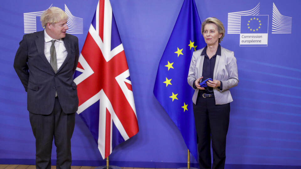 JB 39 Brusel - Predsedníčka Európskej komisie Ursula von der Leyenová (vpravo) víta britského premiéra Borisa Johnsona počas ich stretnutia v rámci pracovnej večere k pobrexitovej dohode v Bruseli 9. decembra 2020. Britský premiér Boris Johnson v stredu letecky pricestoval do Bruselu, kde ho na pracovnej večeri čakajú rozhovory s predsedníčkou Európskej komisie Ursulou von der Leyenovou, aby sa pokúsili zachrániť rokovania o pobrexitovej obchodnej dohode. Večera môže nádeje na dohodu aj