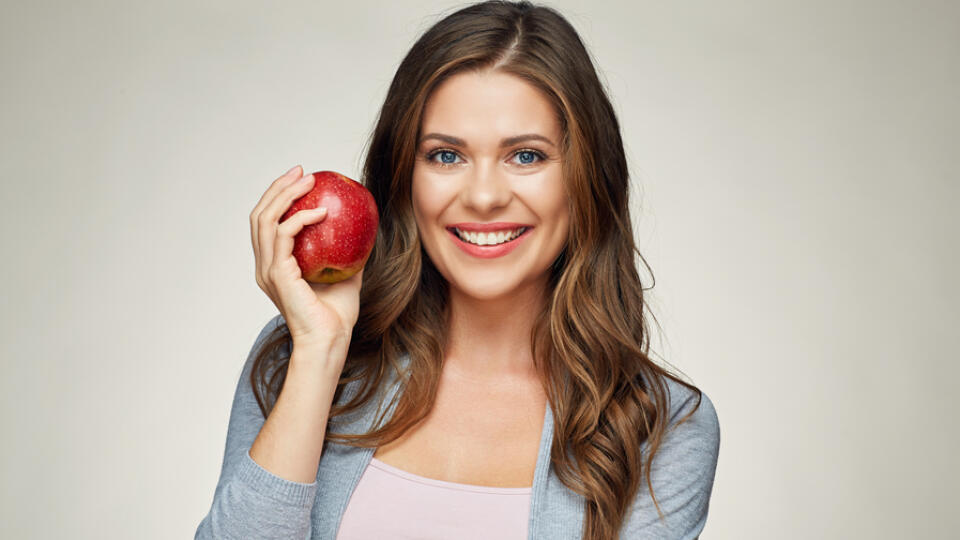 Jedným jablkom si doplníte cenné živiny, znížite hladinu zlého cholesterolu a mierne zvýšite hladinu toho dobrého. Obsahuje vlákninu pektín, ktorá pomáha brániť ukladaniu tukov do ciev.