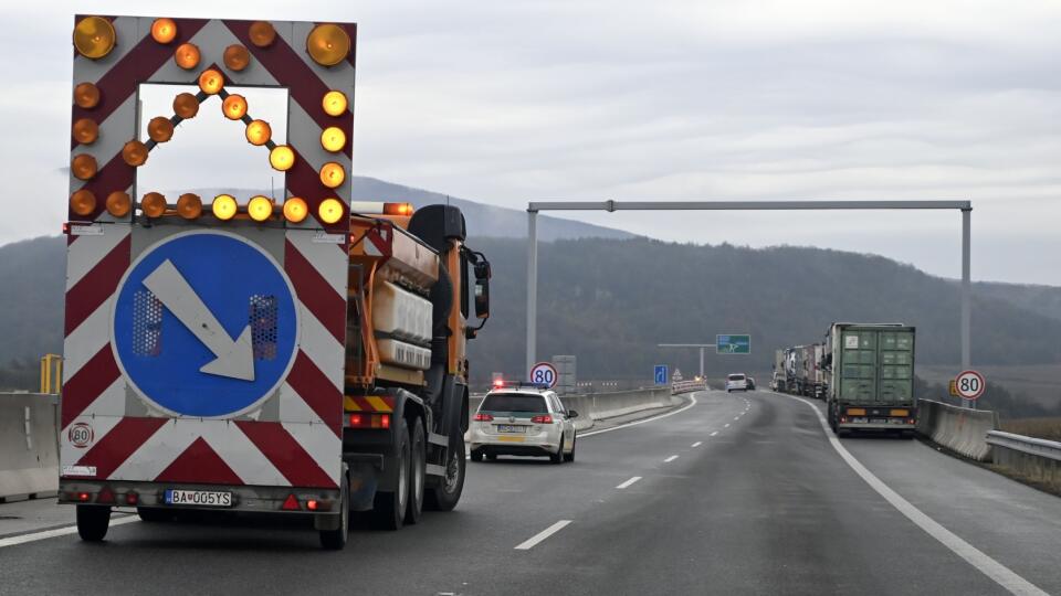 Kamióny prichádzajúce po diaľnici D1 v smere od mesta Prešov sú zastavované za sebou, v jednom jazdnom pruhu na diaľnici D1, od zjazdu z diaľnice pri obci Bidovce.