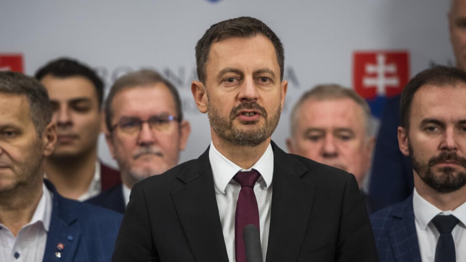 Na snímke uprostred predseda vlády SR Eduard Heger (OĽaNO) a vpravo predseda poslaneckého klubu a poslanec OĽaNO Michal Šipoš po hlasovaní na 72. schôdzi NRSR o odvolaní ministra financií SR Igora Matoviča (OĽaNO) v Bratislave 4. októbra 2022. FOTO TASR - Jaroslav Novák