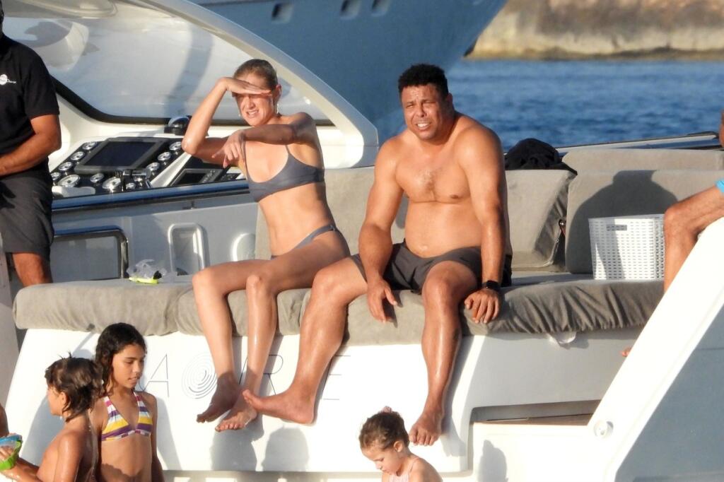 Ronaldo sa na luxusnej lodi vyzliekol a ukázal svoju nefutbalovú postavu.Jeho partnerka Celina si na rozdiel od neho drží svoju štíhlu figúru.
