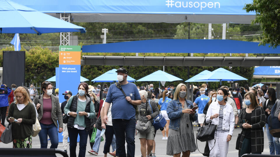 Diváci kráčajú Melbourne Parkom pred zápasmi prvého kola na úvodnom grandslame sezóny Australian Open v Melbourne 8. februára 2021.