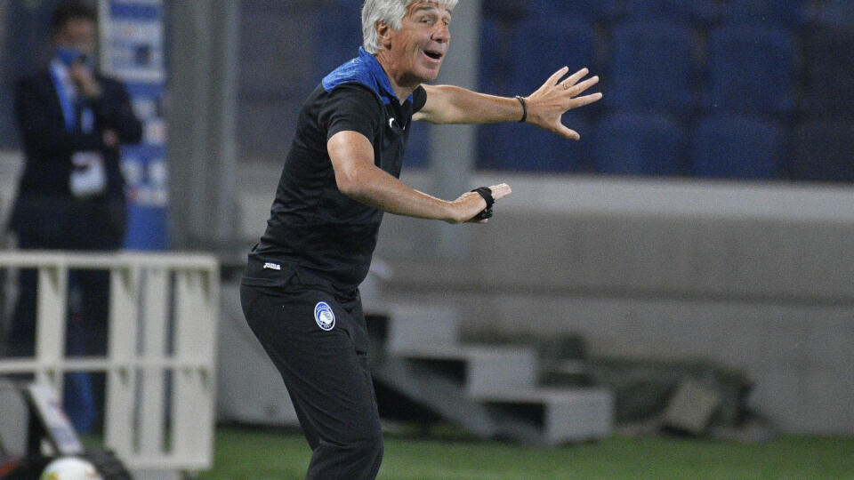WA 16 Bergamo - Tréner Atalanty Gian Piero Gasperini gestikuluje v utorňajšom zápase 33. kola Serie A, Atalanta Bergamo - Brescia Calcio v Bergame v utorok 14. júla 2020. FOTO TASR/AP
Atalanta's manager Gian Piero Gasperini gives instructions during a Serie A soccer match between Atalanta and Brescia, at the Gewiss Stadium in Bergamo, Italy, Tuesday, July 14, 2020. (Gianluca Checchi/LaPresse via AP)