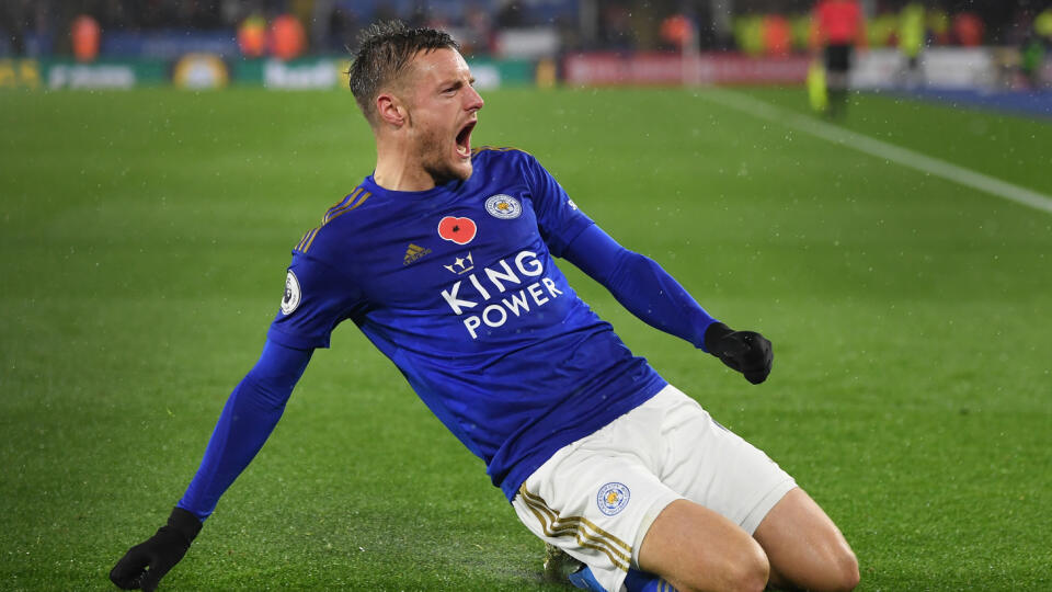 Anglický útočník Jamie Vardy počas víkendového triumfu nad Aston Villou strelil už ôsmy zápas po sebe gól a dborníci sa zhodujú, že je v životnej forme a mal by sa vrátiť z reprezentačného dôchodku.