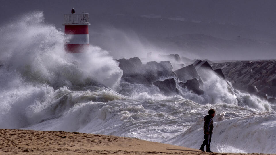 EBE 32 Nazare - Veľké vlny na pláži Nazare v Portugalsku v utorok 26. marca 2024. Vysoké vlny spôsobil silný vietor na jednom z najobľúbenejších surferských miest na svete. FOTO TASR/AP


Big waves approach the beach of Nazare, Portugal, Tuesday, March 26, 2024. The high waves were caused by strong winds at one of the world's most popular surf spots. (AP Photo/Michael Probst)