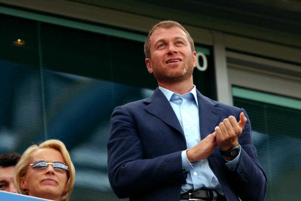 Bývalý majiteľ FC Chelsea Roman Abramovič a britská vláda dospeli k dohode vo veci predaja londýnskeho futbalového klubu.