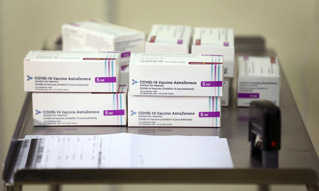 KK42 Haywards Heath - Na snímke krabičky s fľaštičkami s vakcínou proti koronavírusu, ktorú vyvinuli vedci z Oxfordskej univerzity v spolupráci s farmaceutickou spoločnosťou AstraZeneca 2. januára 2021 v britskom meste Haywards Heath. FOTO TASR/AP
Doses of the COVID-19 vaccine developed by Oxford University and U.K.-based drugmaker AstraZeneca are checked as they arrive at the Princess Royal Hospital in Haywards Heath, England, Saturday Jan. 2, 2021. The UK has 530,000 doses available for rollou