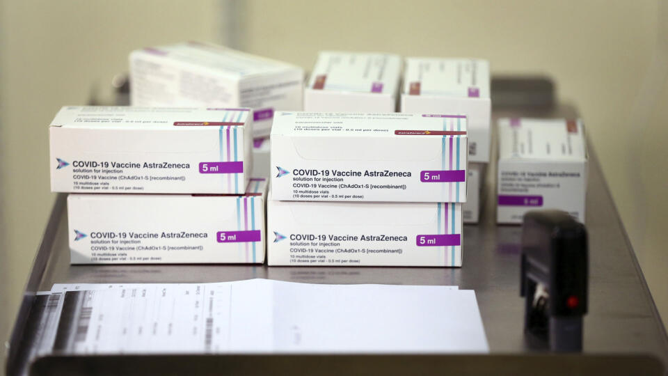 KK42 Haywards Heath - Na snímke krabičky s fľaštičkami s vakcínou proti koronavírusu, ktorú vyvinuli vedci z Oxfordskej univerzity v spolupráci s farmaceutickou spoločnosťou AstraZeneca 2. januára 2021 v britskom meste Haywards Heath. FOTO TASR/AP
Doses of the COVID-19 vaccine developed by Oxford University and U.K.-based drugmaker AstraZeneca are checked as they arrive at the Princess Royal Hospital in Haywards Heath, England, Saturday Jan. 2, 2021. The UK has 530,000 doses available for rollou