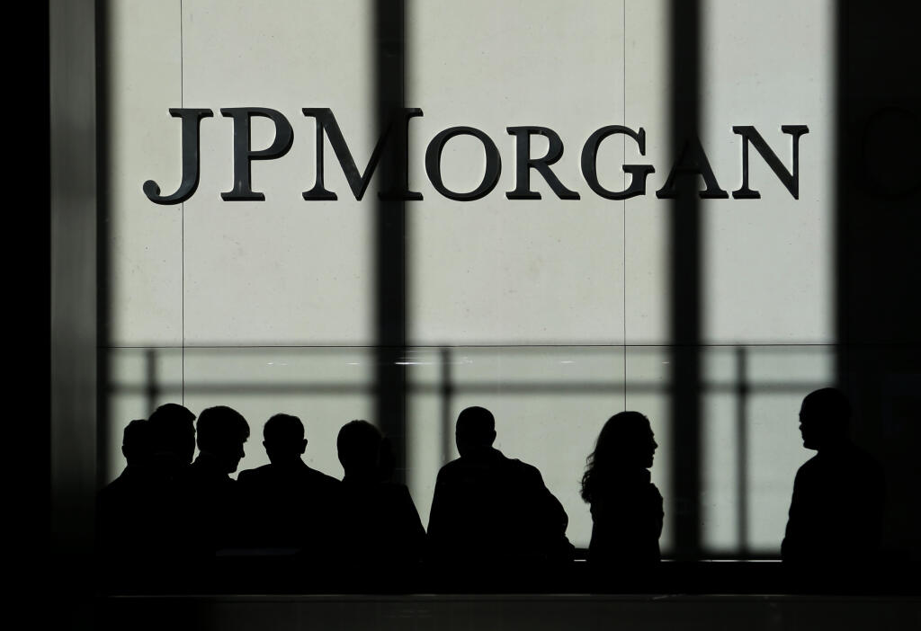WA 36 archív New York - Na archívnej snímke z 21. októbra 2013 logo americkej banky JPMorgan v sídle banky v New Yorku. Americká banka JPMorgan Chase oznámila za 2. kvartál prudký rast zisku, ktorým prekonala očakávania trhov. Výsledky podporil najmä rekordný dopyt po fúziách a akvizíciách, ako aj zníženie rezerv vyčlenených na krytie prípadných strát z úverov. FOTO TASR/AP


FILE - In this Monday, Oct. 21, 2013, file photo, the JPMorgan Chase logo is displayed at their headquarters in New York.