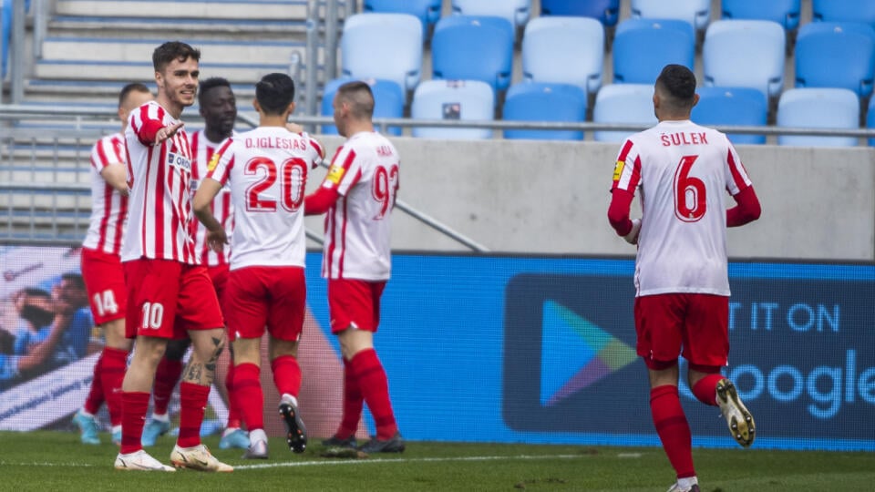 Na snímke hráči Serede sa tešia z gólu v zápase 3. kola nadstavbovej časti Fortuna ligy vo futbale, skupiny o titul ŠK Slovan Bratislava - ŠKF Sereď v Bratislave 19. marca 2022. FOTO TASR - Jaroslav Novák