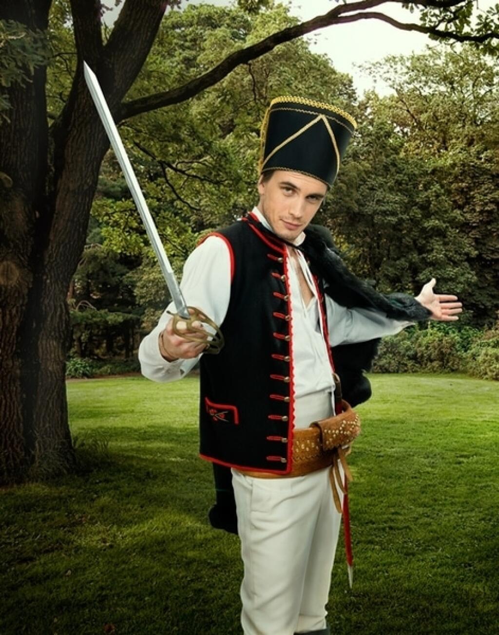 Herec Daniel Žulčák ako Pacho, hybský zbojník, ktorého v origináli stvárnil Ján Kroner.