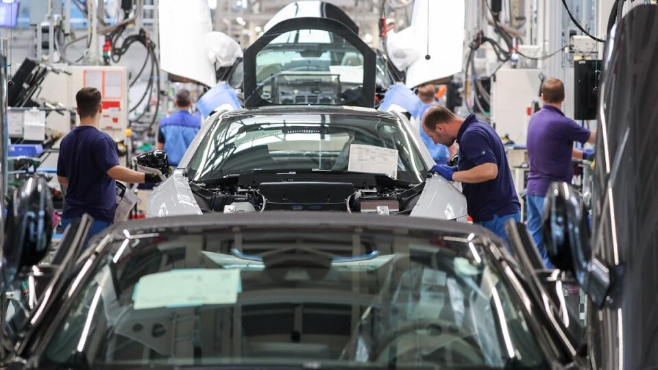 WA 3 archív Lipsko - Na archívnej snímke z 20. mája 2019 zamestnanci montujú elekttrické automobily BMW i8 v závode nemeckej automobilky BMW v Lipsku. Nemecká automobilka BMW zaznamenala za minulý rok (2019) rekordný predaj, keď počet predaných vozidiel prekonal hranicu 2,5 milióna. Uviedol to v stredu šéf predaja Pieter Nota, ktorý zároveň dodal, že aj v prípade roka 2020 je optimista. FOTO TASR/DPA
ARCHIV - 20.05.2019, Sachsen, Leipzig: Mitarbeiter im BMW-Werk Leipzig arbeiten in der Montag