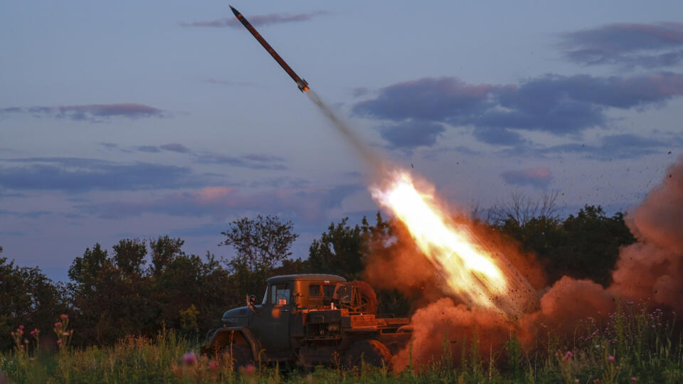 Raketomet Grad ukrajinskej armády odpaľuje rakety na ruské pozície na fronte pri Bachmute na Ukrajine 12. júla 2023.