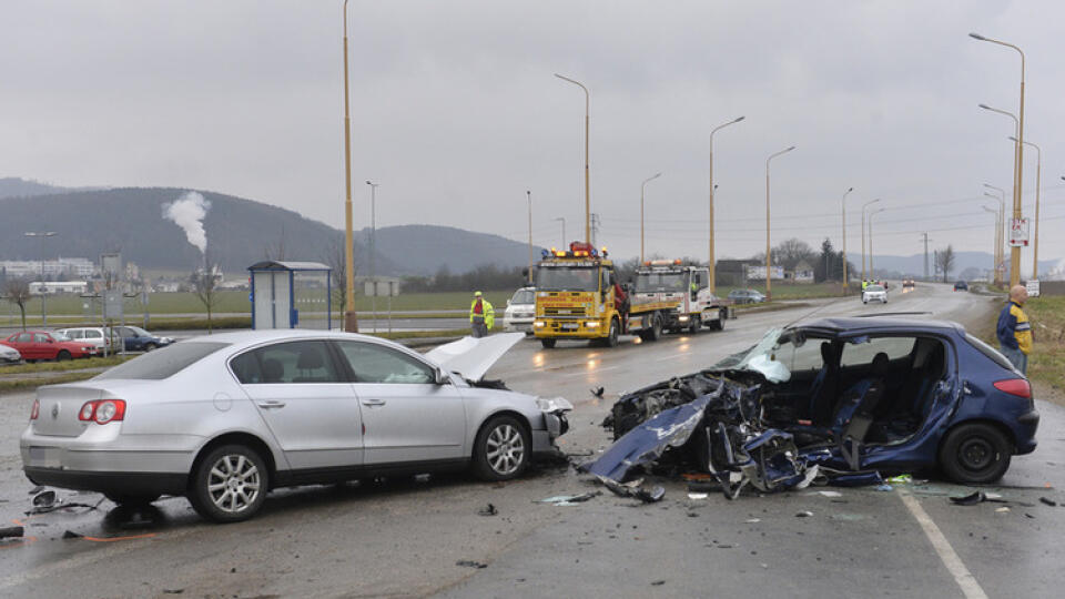 Smrteľná dopravná nehoda sa stala na ceste medzi Dubnicou nad Váhom a Novou Dubnicou.