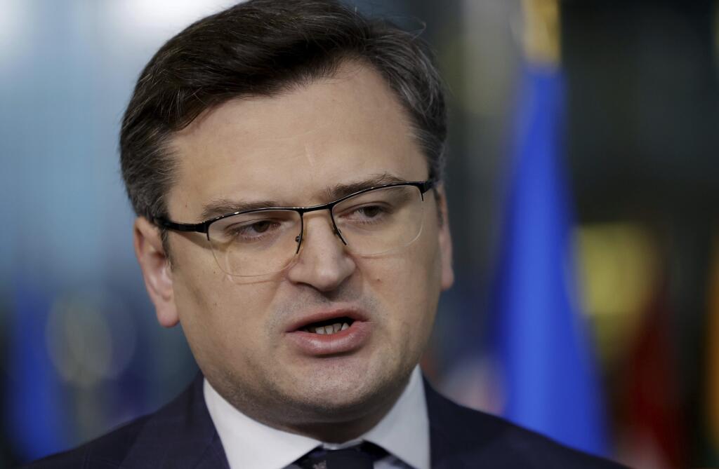 PK 10 Brusel - Na snímke ukrajinský minister zahraničných vecí Dmytro Kuleba odpovedá na otázky novinárov počas tlačovej konferencie pred mítingom ministrov zahraničných vecí krajín Severoatlantickej aliancie NATO v sídle NATO v Bruseli vo štvrtok 7. apríla 2022. Ministri zahraničia krajín NATO budú diskutovať o posilnení podpory Ukrajine, vrátane dodávok zbraní pre konfliktom zmietanú krajinu, ale bez rozpútania rozsiahlejšej vojny s Ruskom. FOTO TASR/AP

Ukraine's Foreign Minister Dmytro Kuleb