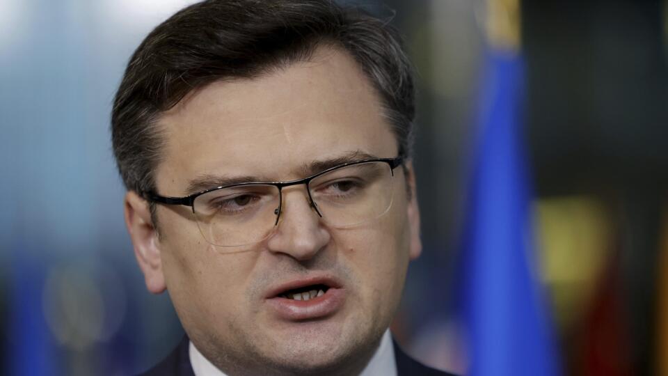 PK 10 Brusel - Na snímke ukrajinský minister zahraničných vecí Dmytro Kuleba odpovedá na otázky novinárov počas tlačovej konferencie pred mítingom ministrov zahraničných vecí krajín Severoatlantickej aliancie NATO v sídle NATO v Bruseli vo štvrtok 7. apríla 2022. Ministri zahraničia krajín NATO budú diskutovať o posilnení podpory Ukrajine, vrátane dodávok zbraní pre konfliktom zmietanú krajinu, ale bez rozpútania rozsiahlejšej vojny s Ruskom. FOTO TASR/AP
Ukraine's Foreign Minister Dmytro Kuleb