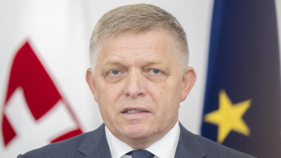 Na snímke predseda vlády SR Robert Fico (Smer-SD) počas vyhlásenia po podpise memoranda o jednotnom postupe v otázkach zahraničnej politiky, v nedeľu 1. septembra 2024 v Bratislave. Prezident SR Peter Pellegrini, podpredseda Národnej rady SR poverený jej riadením Peter Žiga (Hlas-SD) a predseda vlády SR Robert Fico (Smer-SD) podpísali v nedeľu spoločné vyhlásenie o jednotnom postupe v otázkach zahraničnej politiky. V memorande deklarujú pevné ukotvenie Slovenska v Európskej únii (EÚ) a Severoatl