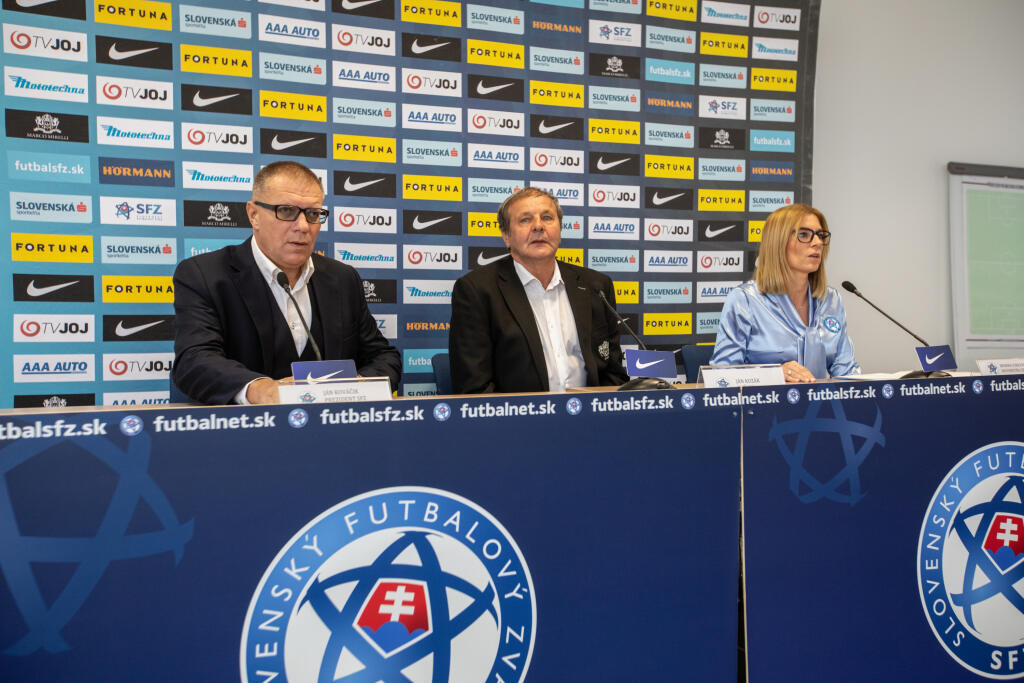 "Dúbravka mi povedal, že má ťažké obdobie v Newcastli a išiel sa odreagovať. Weiss povedal, že nevie, prečo bol vonku. Lobotka povedal, že vo Vigu mal nahustený program a nemal čas sa odreagovať. Čudný pohľad na vec, keď hral zápasy sobota-sobota. A ešte na margo môjho odchodu povedal, že tréneri prichádzajú a odchádzajú a ja som profesionál. Prístupom stopercentný. Máme ho všetci radi, je to hráč budúcnosti s veľkým potenciálom. Škriniar povedal to isté, som z neho sklamaný, lebo vzťah s ním bol nadštandardný. Teším sa z jeho výkonov, budem obom stále fandiť, ale aj som ich chcel na tlačovke po zápase s Českom vyhecovať čiastočnou kritikou, aby prevzali väčšiu zodpovednosť za hru mužstva a nespoliehali sa na Škrtela. Šatka mi povedal, že išiel s kamarátmi. Tí siedmi hráči ponocovali, ako som mal zareagovať?"