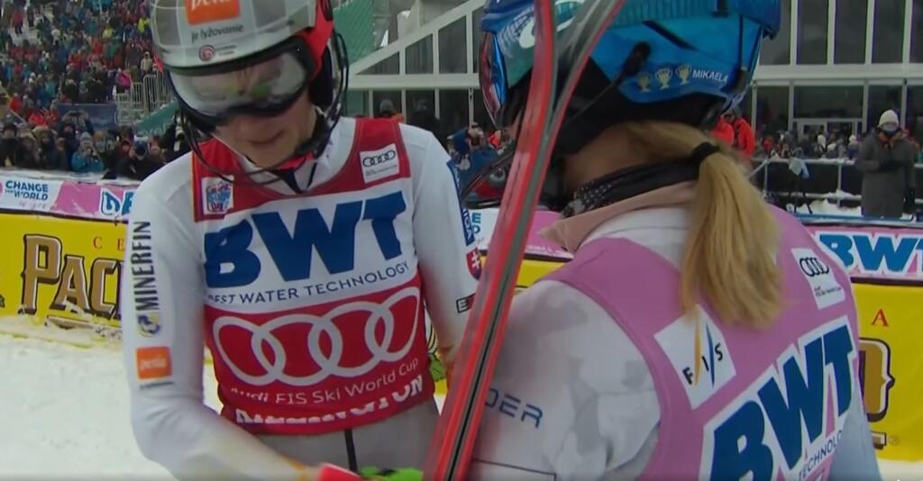 Bezprostredne po dojazde do cieľa 2. kola sa Shiffrinová pobrala za domácimi fanúšikmi a vyhecovala ich k mohutnému skandovaniu. To slovenská lyžiarka Petra Vlhová určite počula až na štarte.