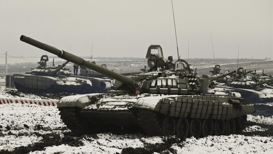KK15 Rostov na Done - Ruské tanky T-72B3 počas vojenského cvičenia v Rostovskej oblasti na juhu Ruska 12. januára 2022. Západný vojenský okruh ruských ozbrojených síl organizuje v regiónoch blízko hraníc Ukrajiny cvičenie, na ktoré vyslal asi 3000 vojakov a 300 kusov vojenskej techniky. FOTO TASR/AP
Russian tanks T-72B3 take part in drills at the Kadamovskiy firing range in the Rostov region in southern Russia, Wednesday, Jan. 12, 2022. Russia has rejected Western complaints about its troop bui