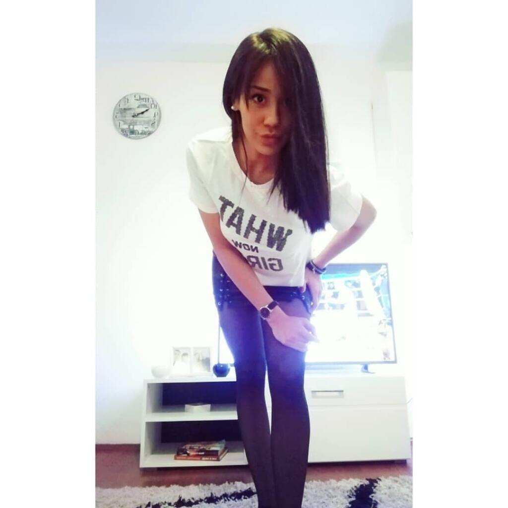 Sexi Ana Staševičová je hlásateľkou aj hovorkyňou futbalového klubu, ale fanúšikovia ju majú radšej bez saka.