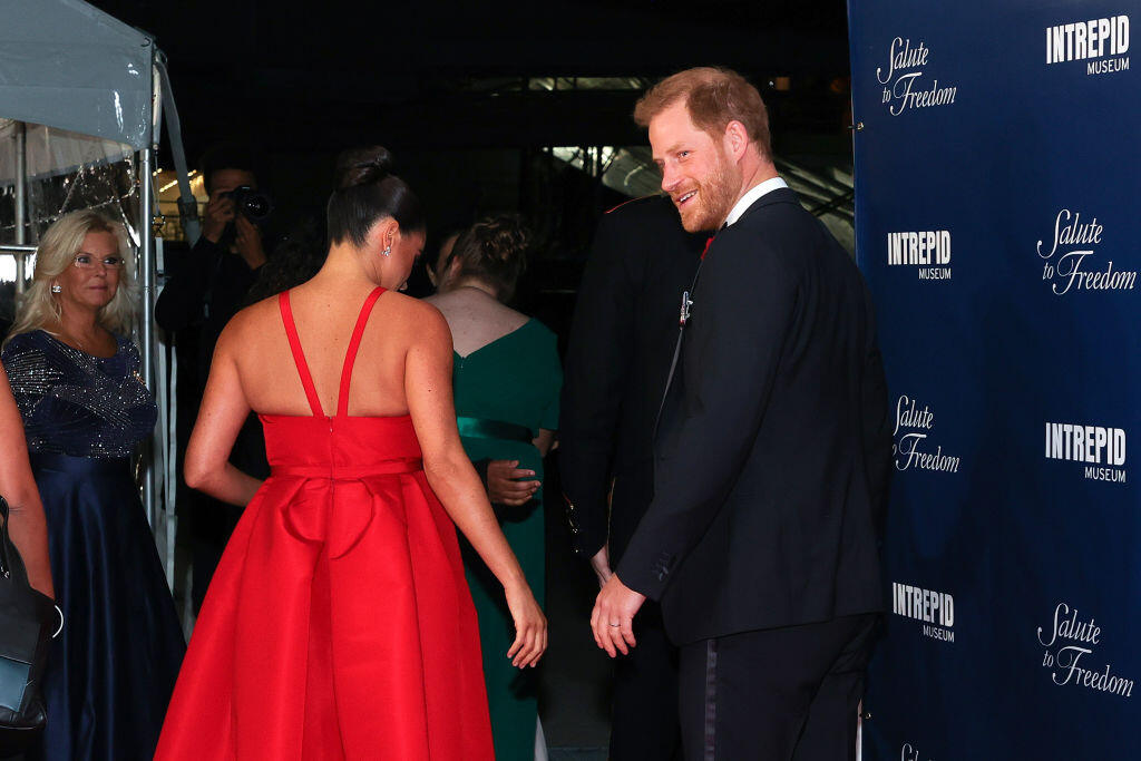 Meghan Markl zaujala v ohnivo červených šatách.