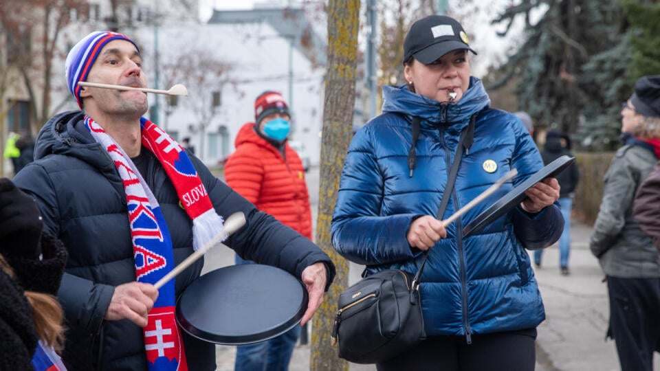 Na snímke je protest podnikateľov v oblasti gastrosektora krorí prišli pred úrad vlády. Chcú otvorenie svojich prevádzok a odškodnenie za obdobie, počas ktorého museli byť zatvorené reštaurácie a hotely.