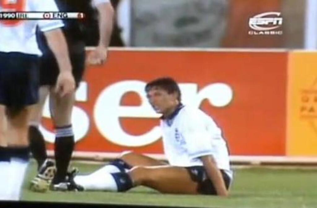 Bývalý skvelý anglický útočník Gary Lineker na MS 1990 počas zápasu s Írskom pustil do trenýrok