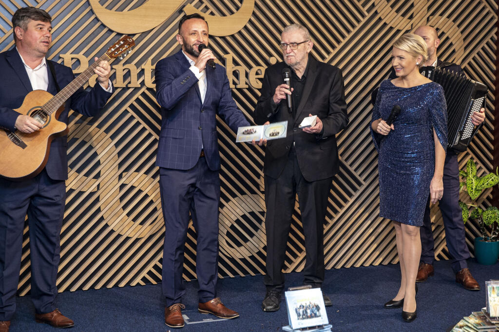 Krst nového CD Kandráčovci - Pod Tatrami spí Ježiško a CD Malí Kandráčovci sa uskutočnil v Bratislavskom kníhkupectve. Na snímke je Ľubomír Feldek, Ondrej Kandráč a Aneta Parišková.