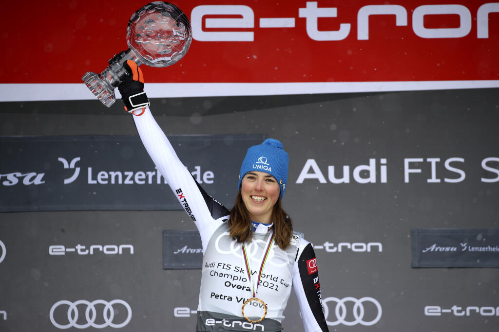JB 80 Lenzerheide - Slovenská lyžiarka Petra Vlhová pózuje s veľkým kryštáľovým glóbusom za celkové prvenstvo Svetového pohára v alpskom lyžovaní vo švajčiarskom Lenzerheide 21. marca 2021.