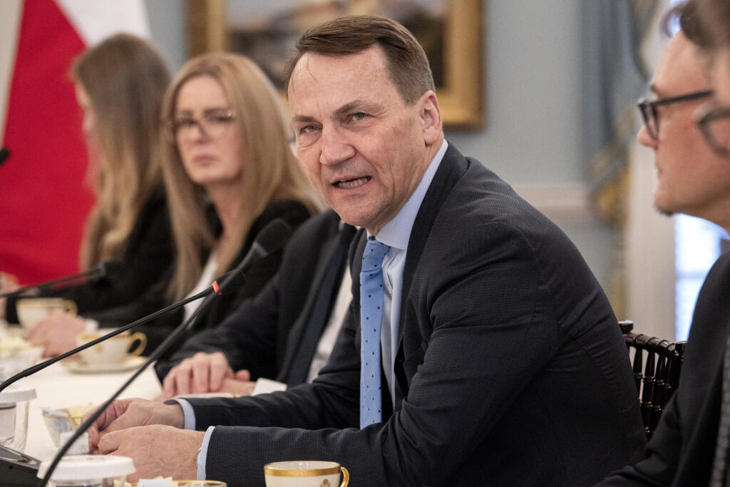 KK4 Washington - Poľský minister zahraničných vecí Radoslaw Sikorski hovorí počas stretnutia s americkým ministrom zahraničnýsch vecí Antonym Blinkenom vo Washingtone 26. februára 2024. FOTO TASR/AP
Polish Foreign Minister Radoslaw Sikorski speaks while meeting with Secretary of State Antony Blinken, not pictured, Monday, Feb. 26, 2024, at the State Department in Washington. (AP Photo/Jacquelyn Martin)