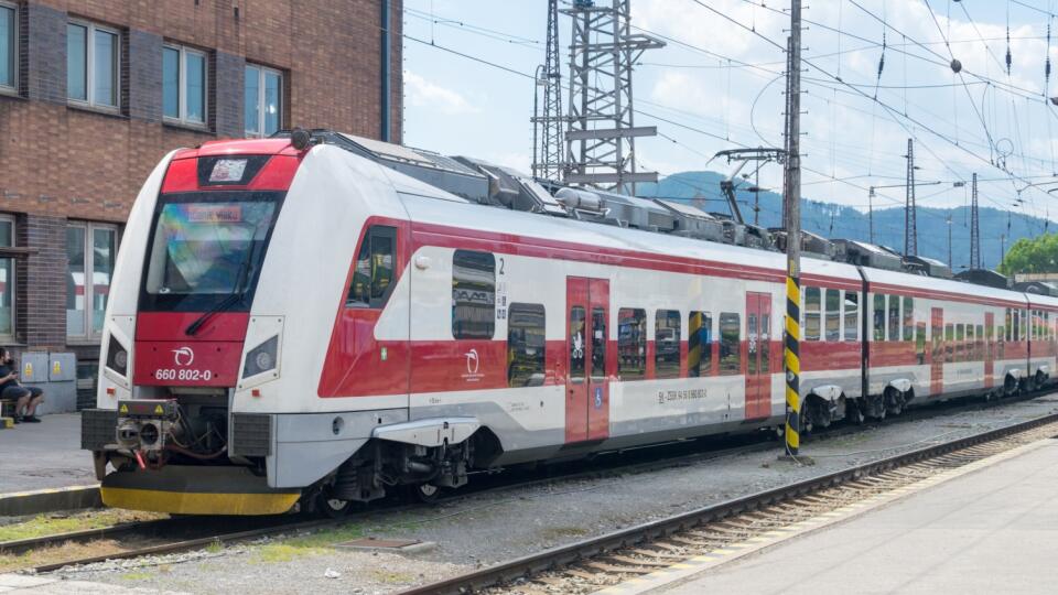 Priemerný plat rušňovodiča bol vlani po započítaní nadčasov takmer o šesťsto eur vyšší ako priemerná mzda na Slovensku. Cesta k nemu vedie cez viac ako ročné školenie