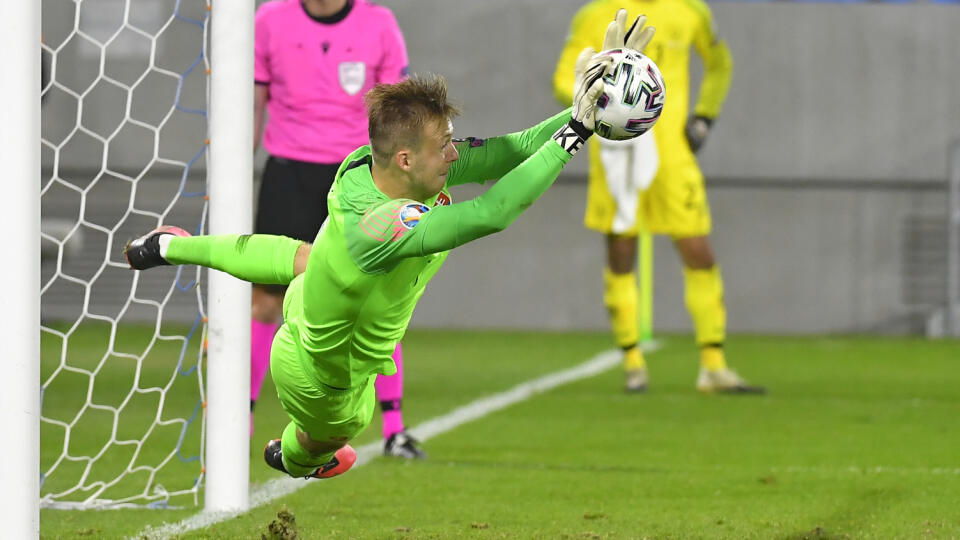 Na snímke brankár Marek Rodák (Slovensko) chytá penaltu v semifinále play off ME 2020 Slovensko - Írsko 8. októbra 2020 v Bratislave. Slovenskí futbalisti zvíťazili v semifinále play off ME 2020 nad Írskom 4:2 po rozstrele z 11 m, keď sa duel po riadnom hracom čase i predĺžení skončil bez gólov. FOTO TASR - Michal Svítok