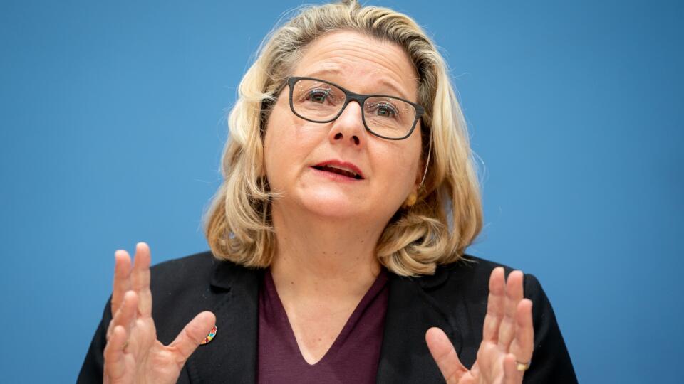 KK58 Berlín - Na archívnej snímke z 11. marca 2021 v Berlíne nemecká ministerka životného prostredia Svenja Schulzeová počas tlačovej konferencie. V dôsledku globálneho otepľovania hrozí v Nemecku v budúcnosti čoraz vyššie riziko období horúčav, sucha i silných dažďov. Ako vyplýva zo záverov správy analyzujúcej dosah klimatickej zmeny zverejnenej v pondelok 14. júna 2021, ktorú dala vypracovať nemecká vláda, na celom území krajiny môže dôjsť k veľkým škodám čo sa týka prírody, infraštruktúry aj