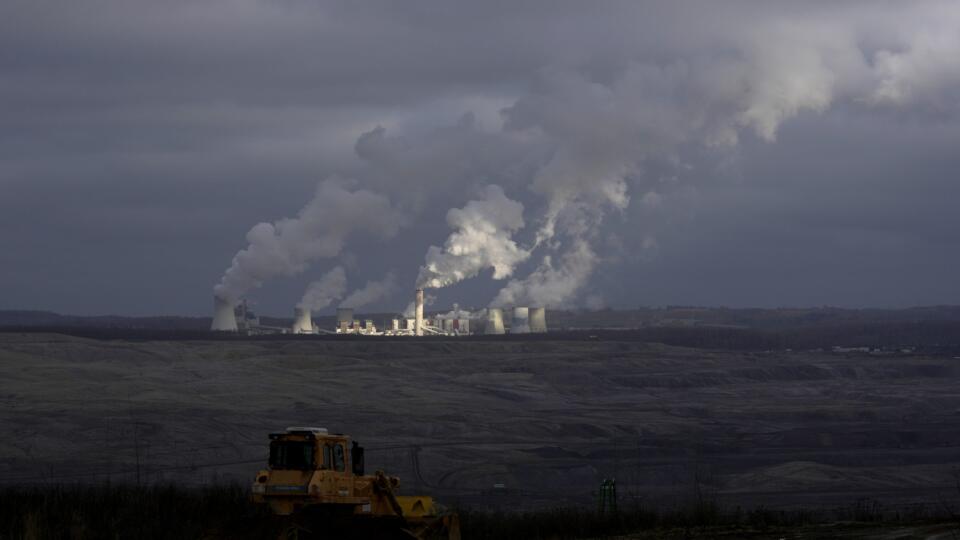 KK27 archív Bogatynia - Na archívnej snímke z 15. januára 2022 dym stúpa z hnedouhoľnej elektrárne Turów, ktorá sa nachádza pri bani Turów neďaleko mesta Bogatynia pri poľsko-českých hraniciach. Poľsko porušilo právo EÚ predĺžením povolenia na ťažbu hnedého uhlia v bani Turów o šesť rokov bez posúdenia vplyvov prevádzky na životné prostredie. Uviedol to vo štvrtok 3. februára 2022 generálny advokát Súdneho dvora EÚ Priit Pikamäe, informuje z Bruselu spravodajca TASR. FOTO TASR/AP
Smoke rises f