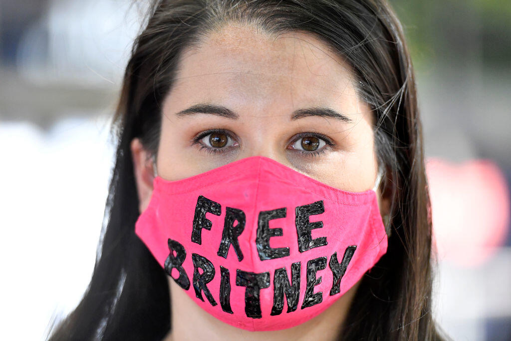 Pred pojednávaním sa dokonca zhromaždili desiatky fanúšikov, ktorí pred súdom skandovali slogan „Free Britney“, mávali transparentmi a na sebe mali rúška s rovnakým motívom.