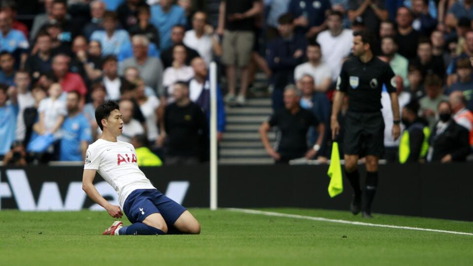 EBE 74 Londýn - Na snímke juhokórejský útočník Tottenhamu Heung-Min Son oslavuje svoj úvodný gól v zápase 1. kola anglickej Premier League vo futbale Tottenham Hotspur - Manchester City v Londýne 15. augusta 2021. FOTO TASR/AP
Tottenham's Son Heung-min celebrates after scoring his side's opening goal during the English Premier League soccer match between Tottenham Hotspur and Manchester City at the Tottenham Hotspur Stadium in London, Sunday, Aug. 15, 2021. (AP Photo/Ian Walton)