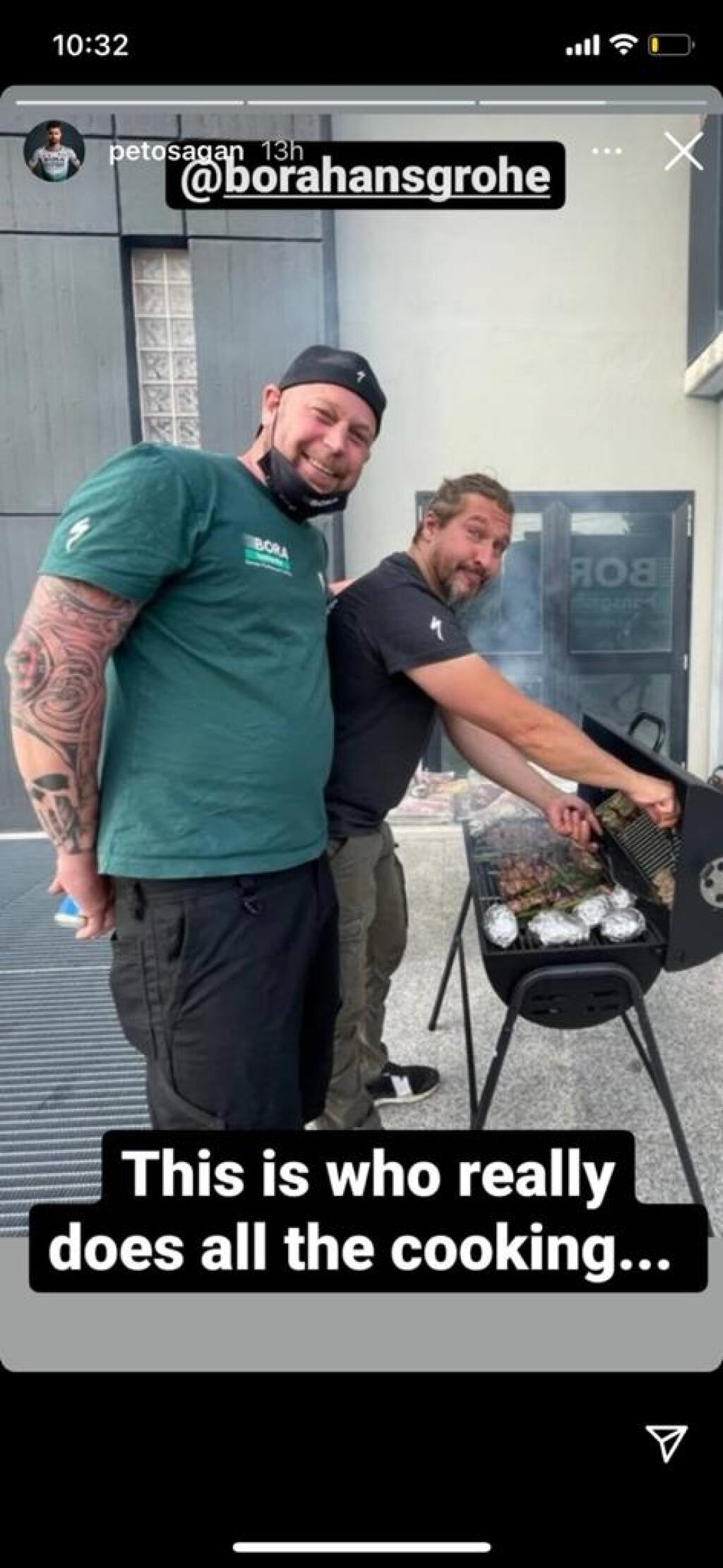 Peter Sagan predstiera, že varí pre celý tím. Napokon ukázal pravých kuchárov.