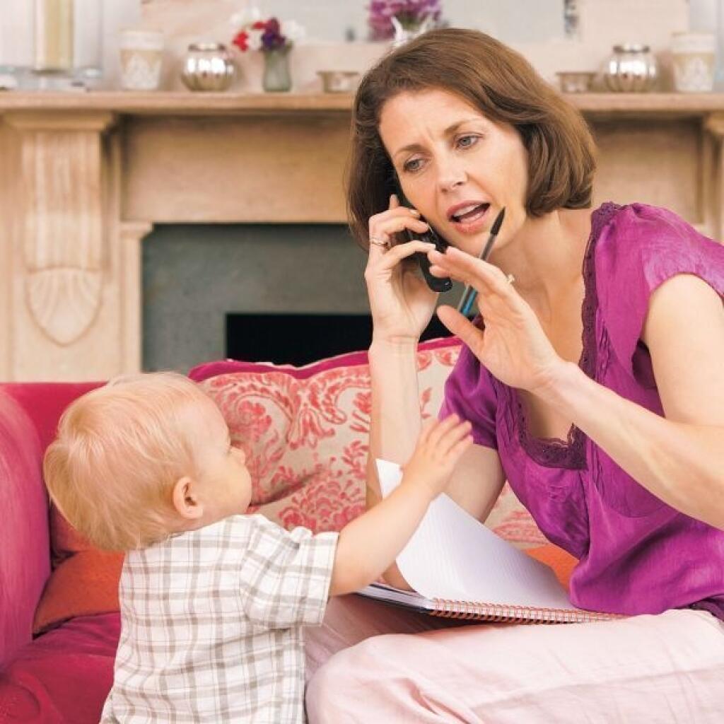 Телефон мамы на английском. Мама с телефоном. Мама с ребенком с телефоном. Мама с телефоном в руках. Мамочки с телефонами.