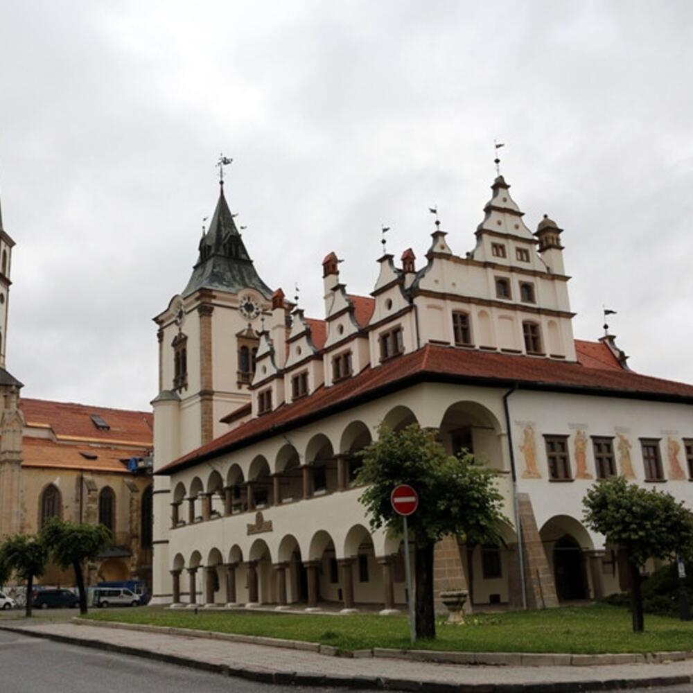 Kostol svätého Jakuba v Levoči a staromestská radnica.
