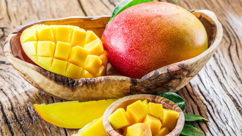 Mango
Aj vy patríte k milovníkom lahodného manga? Bohužiaľ jeden plod obsahuje hneď 23 gramov cukru. Ak sa pri jeho konzumácii budete krotiť, dáte si 1 za mesiac, môže byť dobrým zdrojom vitamínu A.