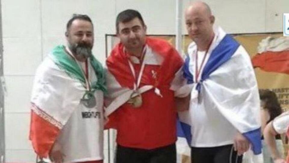 Mostafa Rajai (vľavo) dostal doživotný zákaz reprezentovať Irán len za to, že sa odfotil po súťaži s izraelským súperom Maximom Svirským (vpravo).