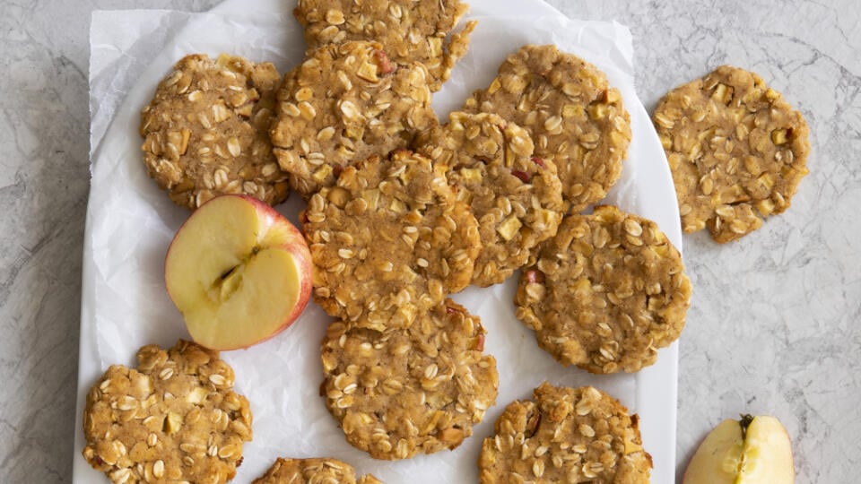 jablkové cookies

recept:
15-20 KUSOV, PRÍPRAVA 25 MINÚT
+ ODLEŽANIE, PEČENIE 15-18 MINÚT
• 100 g ovsených vločiek (bezlepkových) • 45 g mandľovej múky • 45 g kokosovej múky • 1 a pol lyžičky kypriaceho prášku • 1 a pol lyžičky mletej škorice • štipka soli • 28 g kokosového oleja • 1 vajce L • pol lyžičky mletej vanilky • 150 g medu • 1 stredne veľké jablko
1. V mise zmiešajte spolu ovsené vločky, obe múky, kypriaci prášok, škoricu a soľ.
2. Do druhej misy dajte r