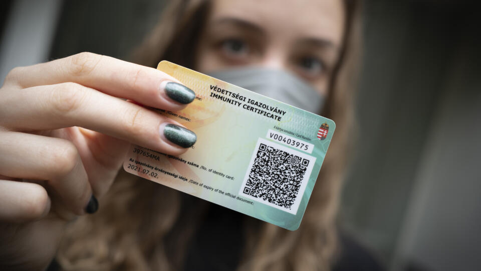 KK18 Budapešť - Žena ukazuje svoj tzv. očkovací preukaz v piatok 30. apríla 2021 v Budapešti. Držitelia tzv. očkovacích preukazov môžu od sobotného rána navštevovať kiná, divadlá, hotely, interiérové stravovacie zariadenia, kúpele, posilňovne, knižnice, múzeá a rekreačné zariadenia, ale aj športové podujatia. Začiatok zákazu nočného vychádzania sa posunul na polnoc a obchody môžu byť otvorené do 23.00 h.
A Hungarian woman shows her government-issued COVID-19 immunity card in Budapest, Hungary o