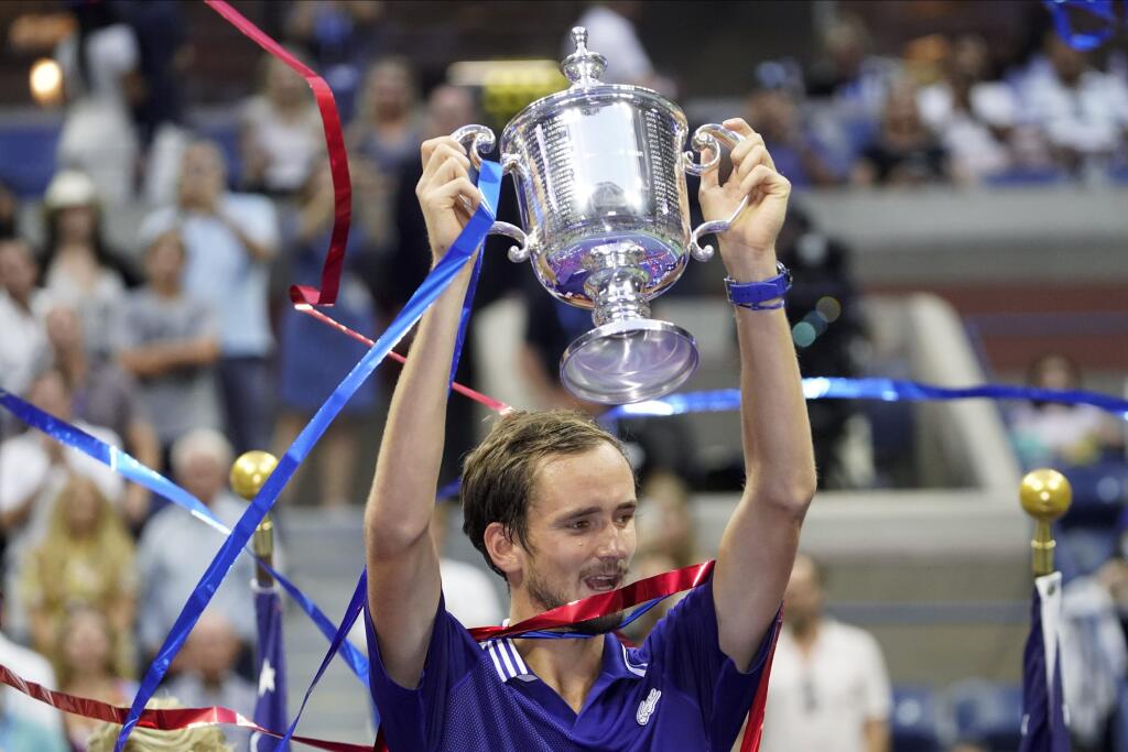 KK1 New York - Ruský tenista Daniil Medvedev drží trofej po víťazstve nad Srbom Novakom Djokovičom vo finále mužskej dvojhry na grandslamovom turnaji US Open 12. septembra 2021 v New Yorku. Ruský tenista Daniil Medvedev sa stal víťazom mužskej dvojhry na US Open a získal prvý grandslamový titul v kariére. Vo finále zvíťazil po životnom výkone ako nasadená dvojka nad turnajovou jednotkou Srbom Novakom Djokovičom 6:4, 6:4, 6:4 a prekazil mu kalendárny Grand Slam. FOTO TASR/AP
Daniil Medvedev, of R