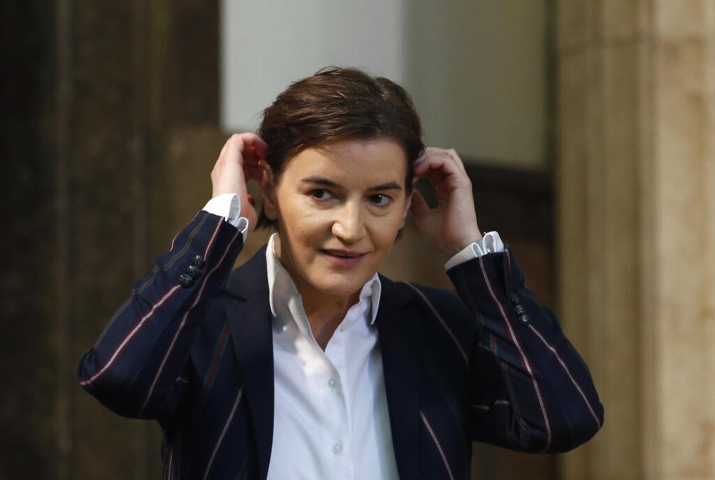 KK34 Belehrad - Na archívnej snímke z 23. apríla 2018 srbská premiérka Ana Brnabičová v budove parlamentu v Belehrade. Úrad srbskej premiérky Any Brnabičovej, otvorene sa hlásiacej k homosexuálnej orientácii, v stredu oznámil, že jej partnerka porodila chlapca. V krátkom vyhlásení napísal, že pôrod prebehol hladko a matke Milici Djurdjičovej aj dieťaťu sa 