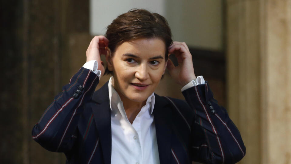 KK34 Belehrad - Na archívnej snímke z 23. apríla 2018 srbská premiérka Ana Brnabičová v budove parlamentu v Belehrade. Úrad srbskej premiérky Any Brnabičovej, otvorene sa hlásiacej k homosexuálnej orientácii, v stredu oznámil, že jej partnerka porodila chlapca. V krátkom vyhlásení napísal, že pôrod prebehol hladko a matke Milici Djurdjičovej aj dieťaťu sa