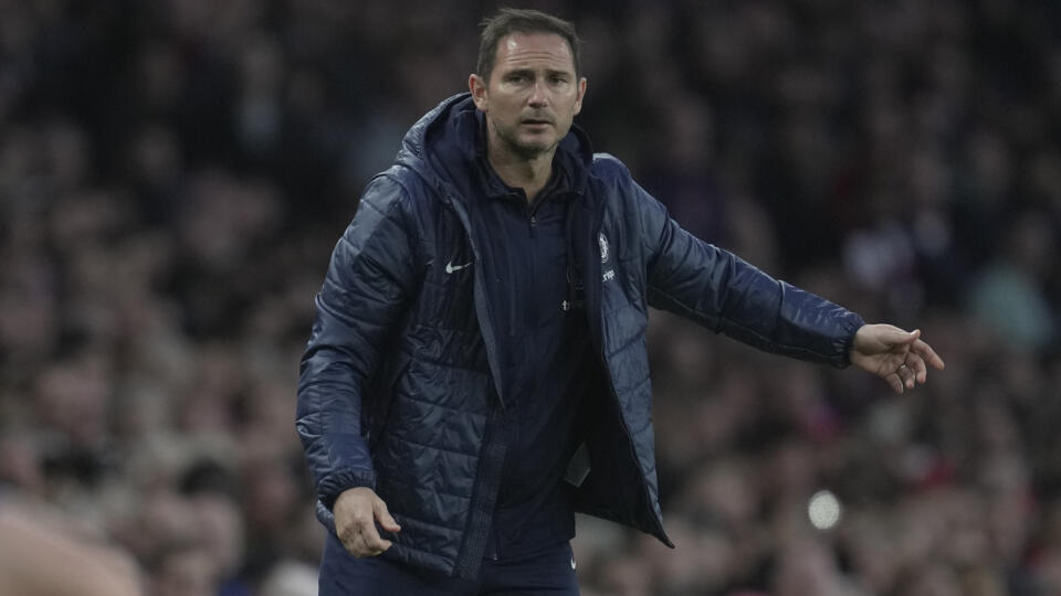 EBE 44 Londýn - Na snímke tréner Chelsea Frank Lampard dáva pokyny hráčom v zápase 34. kola anglickej Premier League vo futbale Arsenal FC - FC Chelsea v utorok 2. mája 2023. FOTO TASR/AP