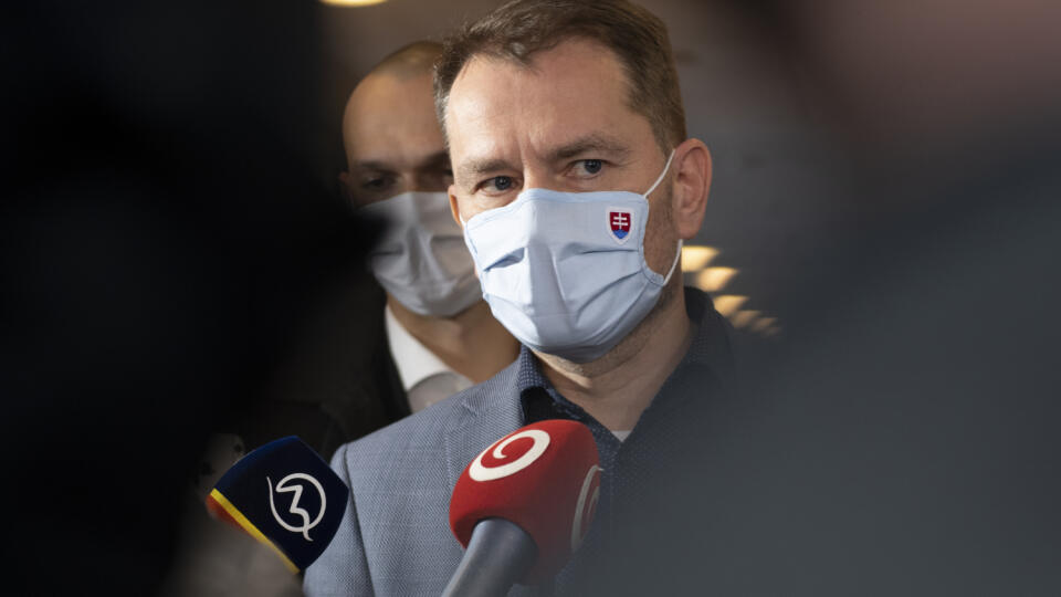Na snímke predseda vlády SR Igor Matovič prichádza na zasadnutie Ústredného krízového štábu (ÚKŠ) 25. novembra 2020 v Bratislave.
FOTO TASR - Pavel Neubauer